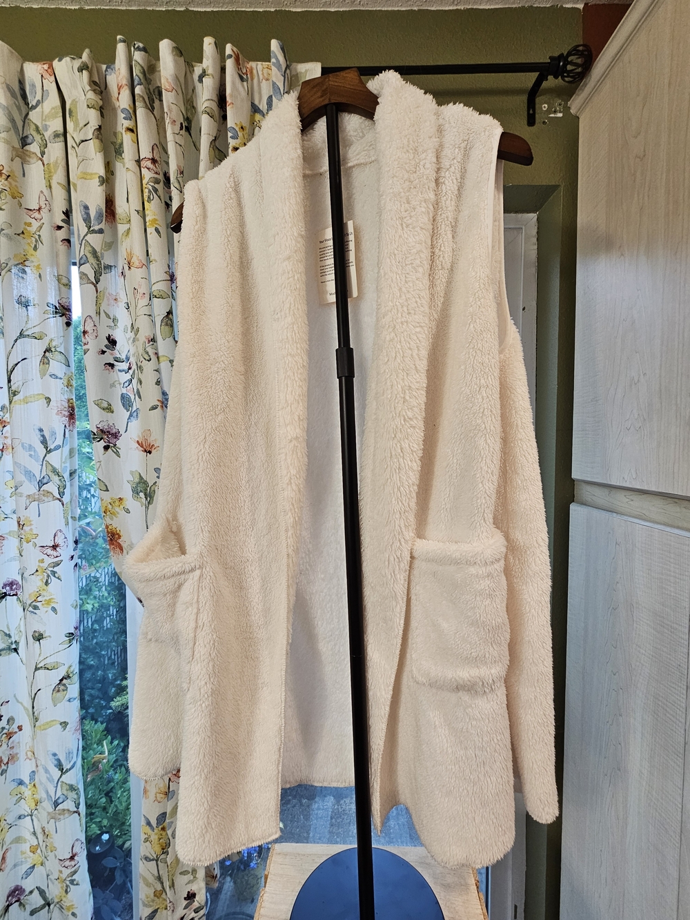 Sleeveless Plush Open-Front Sweater Vest in Cream